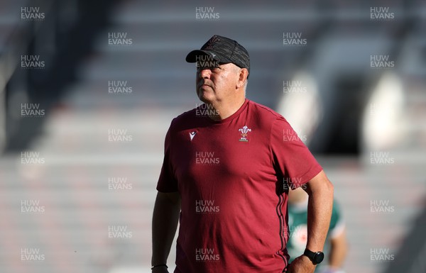 101023 - Wales Rugby Training at Toulon�s ground in the week leading up to their quarter final match against Argentina - Head Coach Warren Gatland during training