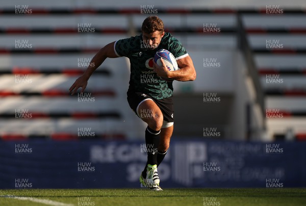 101023 - Wales Rugby Training at Toulon�s ground in the week leading up to their quarter final match against Argentina - Leigh Halfpenny during training