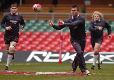 10.11.06 - Wales Rugby Training - Ceri Sweeney offloads as Duncan Jones and Michael Owen(L) look on during training 