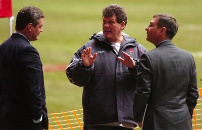 10.11.06 - Wales Rugby Training - Wales Coach, Gareth Jenkins talks to David Pickering, WRU Chairman and Roger Lewis, Group Chief Exec.(R) 