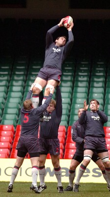 10.11.06 - Wales Rugby Training - Robert Sidoli takes high ball during training 