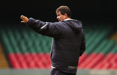 10.11.06 - Wales Rugby Training - Gareth Jenkins makes a point during training 