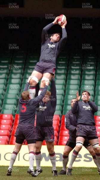 10.11.06 - Wales Rugby Training - Robert Sidoli takes high ball during training 
