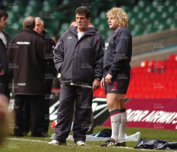 10.11.06 - Wales Rugby Training - Gareth Jenkins talks to new captain Duncan Jones during training 