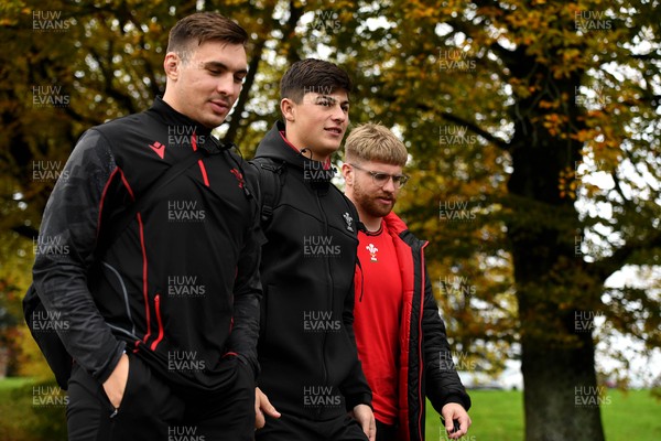 101121 - Wales Rugby Training - Taine Basham, Louis Rees-Zammit and Aaron Wainwright during training