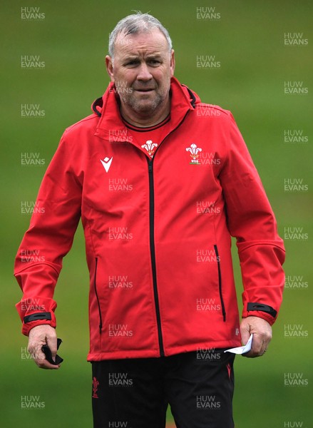 101121 - Wales Rugby Training - Wayne Pivac during training