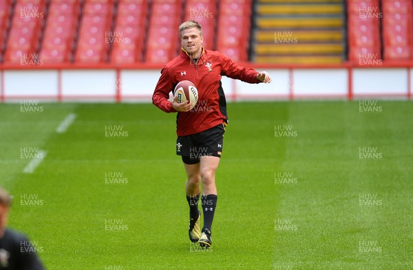 110216 - Wales Rugby Training -Gareth Anscombe during training