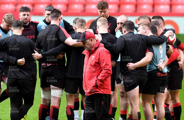 110222 - Wales Rugby Training - Wayne Pivac and players huddle during training