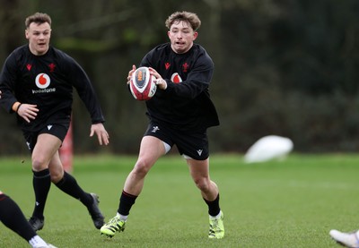 110226 - Wales Rugby Training - Dan Edwards during training
