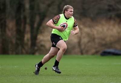 110226 - Wales Rugby Training - Archie Griffin during training