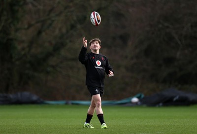 110226 - Wales Rugby Training - Dan Edwards during training