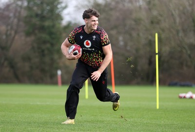 110226 - Wales Rugby Training - Eddie James during training
