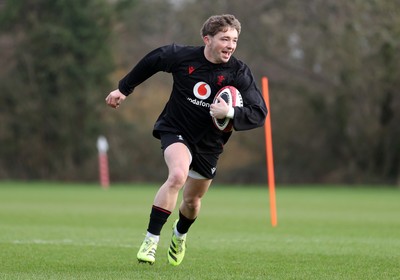 110226 - Wales Rugby Training - Dan Edwards during training