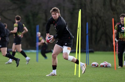 110226 - Wales Rugby Training - Ellis Mee during training