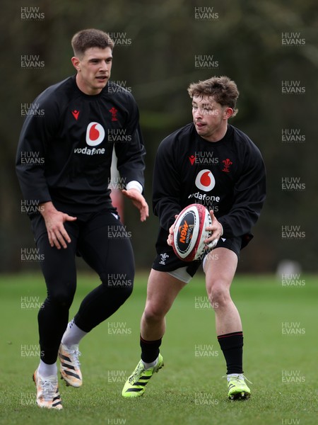 110226 - Wales Rugby Training - Dan Edwards during training
