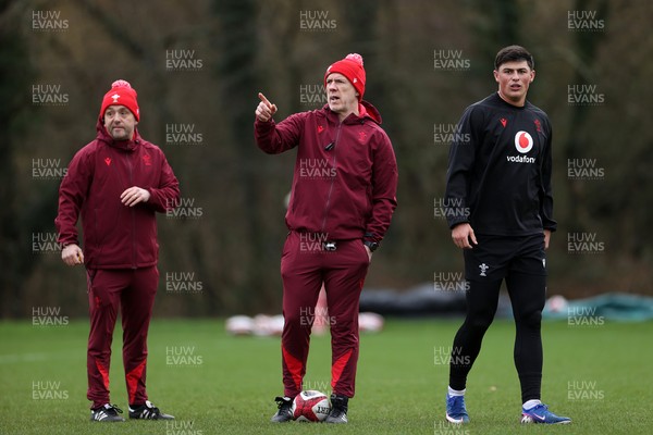 110226 - Wales Rugby Training - Matt Sherratt, Attack Coach, Steve Tandy, Head Coach and Louis Rees-Zammit during training