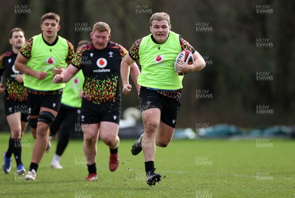 110226 - Wales Rugby Training - Archie Griffin during training
