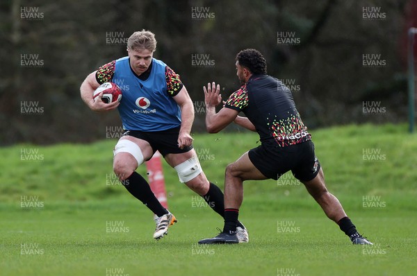 110226 - Wales Rugby Training - Aaron Wainwright during training