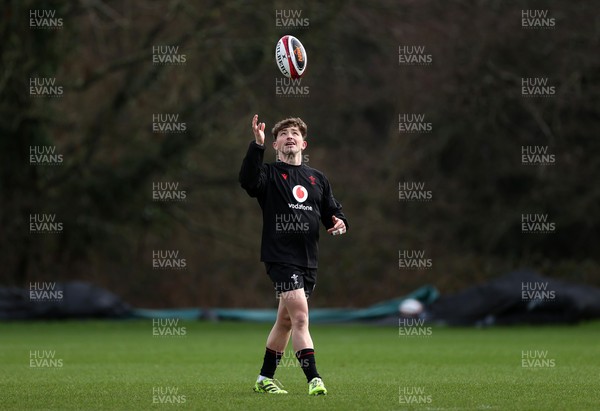 110226 - Wales Rugby Training - Dan Edwards during training