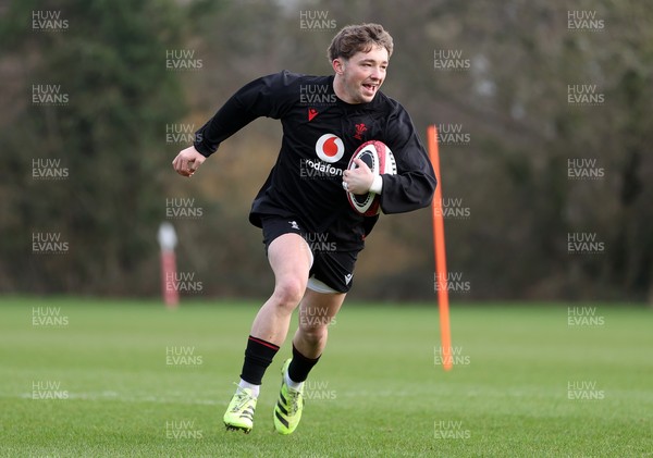 110226 - Wales Rugby Training - Dan Edwards during training