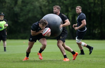 110625 - Wales Rugby Training - Dan Edwards during training