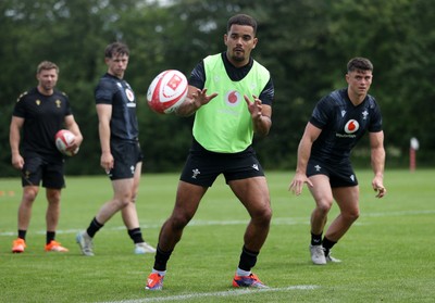 110625 - Wales Rugby Training - Ben Thomas during training