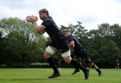 110625 - Wales Rugby Training - Aaron Wainwright during training