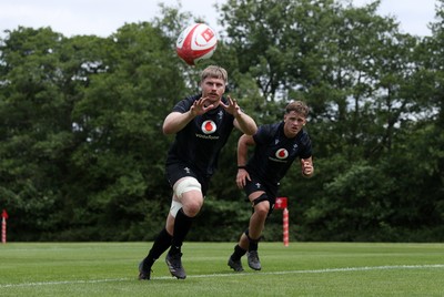 110625 - Wales Rugby Training - Aaron Wainwright during training