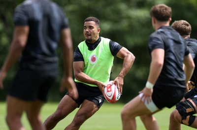 110625 - Wales Rugby Training - Ben Thomas during training