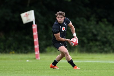 110625 - Wales Rugby Training - Dan Edwards during training