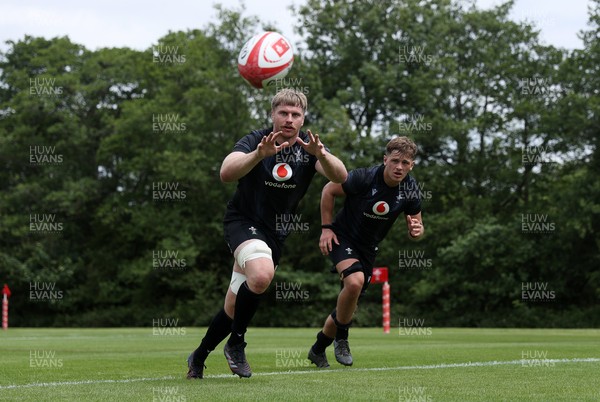 110625 - Wales Rugby Training - Aaron Wainwright during training