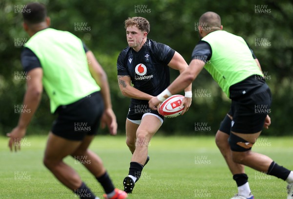 110625 - Wales Rugby Training - Macs Page during training
