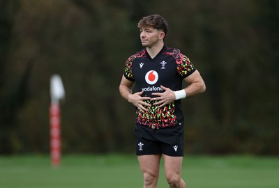 111125 - Wales Rugby Training in the week leading up to their Quilter Nations Series game against Japan - Dan Edwards during training