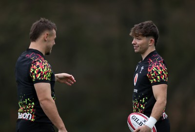 111125 - Wales Rugby Training in the week leading up to their Quilter Nations Series game against Japan - Jarrod Evans and Dan Edwards during training
