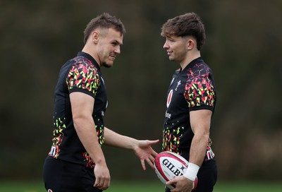 111125 - Wales Rugby Training in the week leading up to their Quilter Nations Series game against Japan - Jarrod Evans and Dan Edwards during training