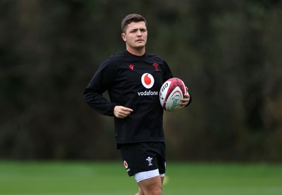 111125 - Wales Rugby Training in the week leading up to their Quilter Nations Series game against Japan - Callum Sheedy during training