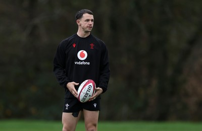 111125 - Wales Rugby Training in the week leading up to their Quilter Nations Series game against Japan - Tom Rogers during training