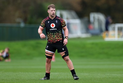 111125 - Wales Rugby Training in the week leading up to their Quilter Nations Series game against Japan - Olly Cracknell during training