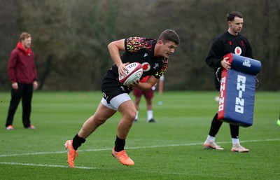 111125 - Wales Rugby Training in the week leading up to their Quilter Nations Series game against Japan - Callum Sheedy during training