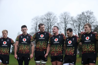 111125 - Wales Rugby Training in the week leading up to their Quilter Nations Series game against Japan - Dewi Lake speaks in the team huddle
