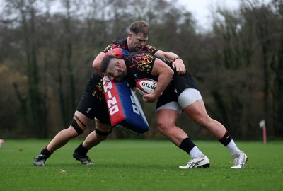 111125 - Wales Rugby Training in the week leading up to their Quilter Nations Series game against Japan - Olly Cracknell and Gareth Thomas during training