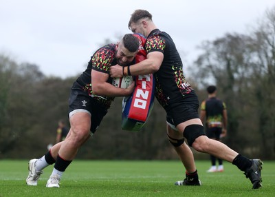 111125 - Wales Rugby Training in the week leading up to their Quilter Nations Series game against Japan - Gareth Thomas and Olly Cracknell during training