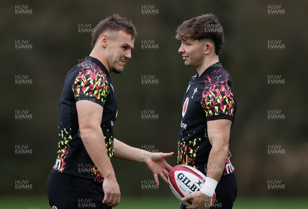 111125 - Wales Rugby Training in the week leading up to their Quilter Nations Series game against Japan - Jarrod Evans and Dan Edwards during training