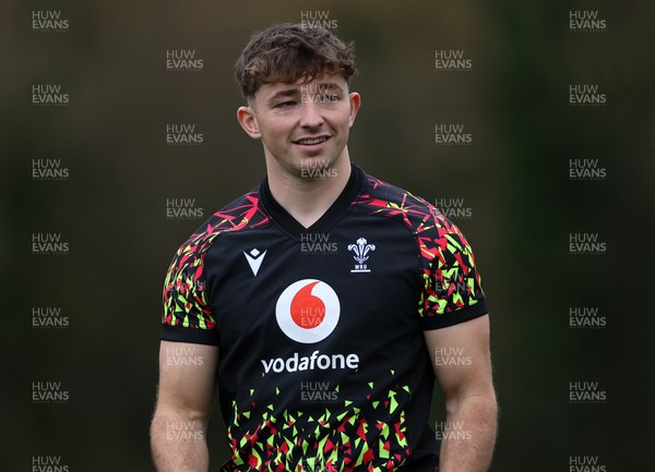 111125 - Wales Rugby Training in the week leading up to their Quilter Nations Series game against Japan - Dan Edwards during training