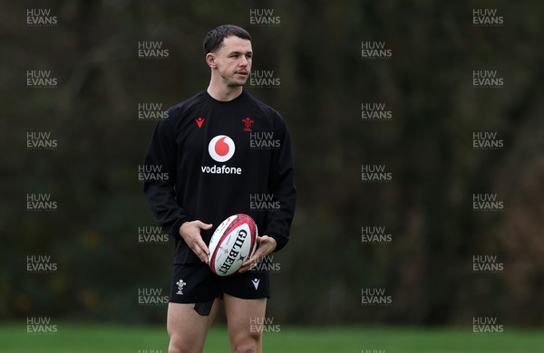 111125 - Wales Rugby Training in the week leading up to their Quilter Nations Series game against Japan - Tom Rogers during training