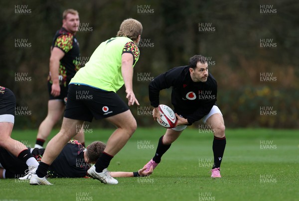 111125 - Wales Rugby Training in the week leading up to their Quilter Nations Series game against Japan - Tomos Williams during training