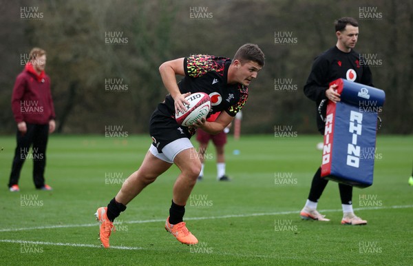 111125 - Wales Rugby Training in the week leading up to their Quilter Nations Series game against Japan - Callum Sheedy during training