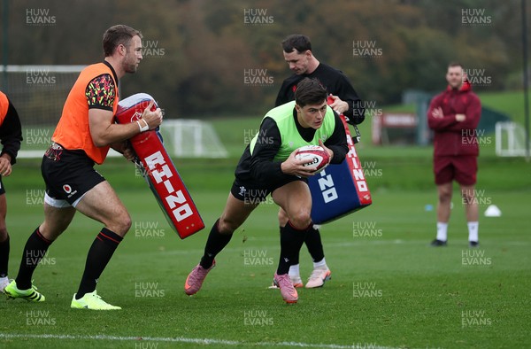 111125 - Wales Rugby Training in the week leading up to their Quilter Nations Series game against Japan - Louis Rees-Zammit during training