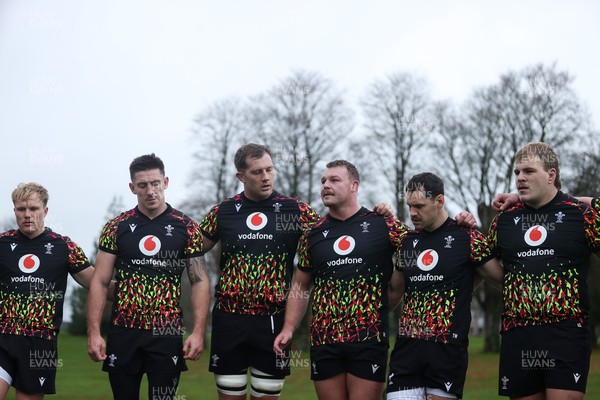 111125 - Wales Rugby Training in the week leading up to their Quilter Nations Series game against Japan - Dewi Lake speaks in the team huddle