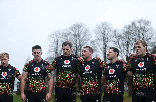 111125 - Wales Rugby Training in the week leading up to their Quilter Nations Series game against Japan - Dewi Lake speaks in the team huddle